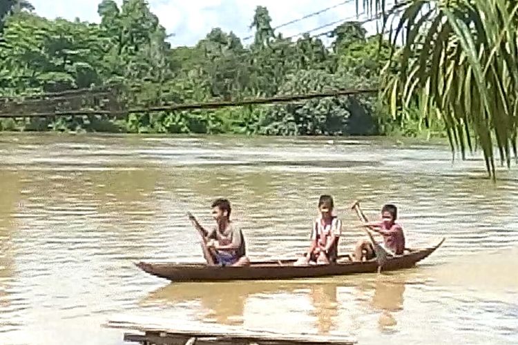 Anak-anak warga Desa Gunung Megang Dalam Muara Enim  bermain perahu di tengah naiknya volume air Sungai Lematang. Luapan air sungai itu membuat sedikitnya 100 rumah warga terendam banjir