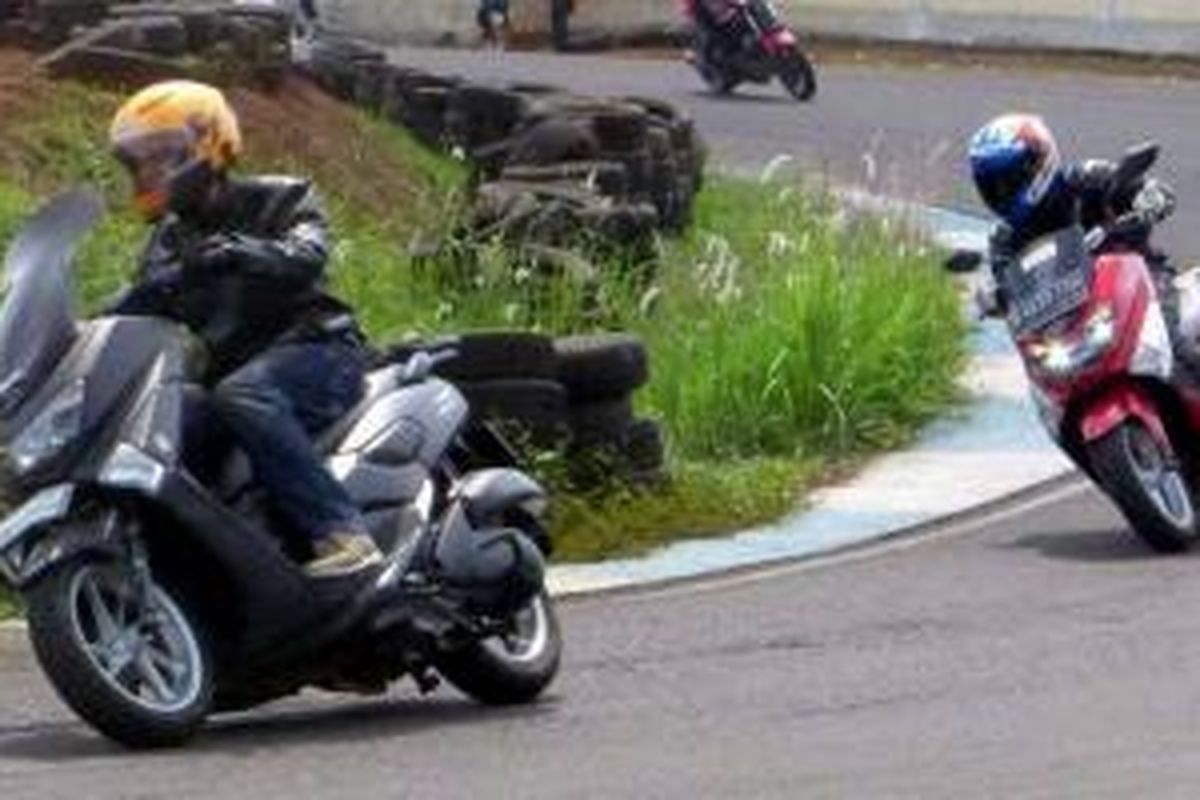 Jakarta Max Owner saat melakukan praktik dari teori safety riding tentang penguasaan sepeda motor.