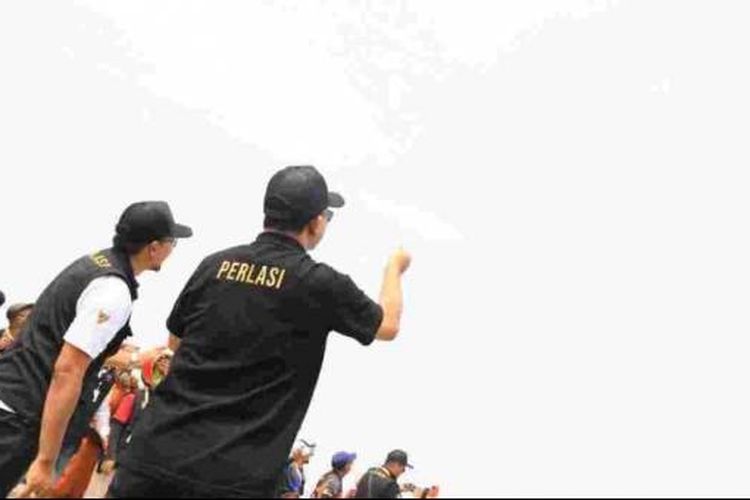 Gubernur DKI Jakarta Anies Baswedan mengadu layangan pada pembukaan turnamen layangan aduan Piala Gubernur DKI Jakarta di PIK 2, Penjaringan, Jakarta Utara dengan hadiah total yang disiapkan mencapai Rp140 juta dalam rangka memeriahkan HUT ke-495 Jakarta pada Sabtu (2/7/2022). 