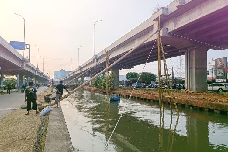 Panjat Pinang Emas di RW 04 Kelurahan Cipinang Melayu, Kecamatan Makasar, Jakarta Timur, Jumat (18/8/2023).