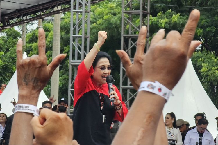 Ketua Umum PDI Perjuangan Megawati Soekarnoputri berorasi di hadapan ribuan massa pendukung Ganjar-Mahfud dalam kampanye akbar di Benteng Vastenberg, Solo, Jawa Tengah (Sabtu (10/2/2024).