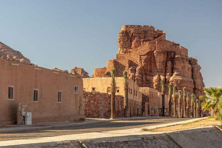 Al Ula Castle juga dikenal sebagai Kastil Musa bin Nusayr adalah benteng bersejarah yang dibangun pada abad ke-6 SM di Al Ula, Arab Saudi, menawarkan pemandangan panorama oasis dan kota tua di sekitarnya. 