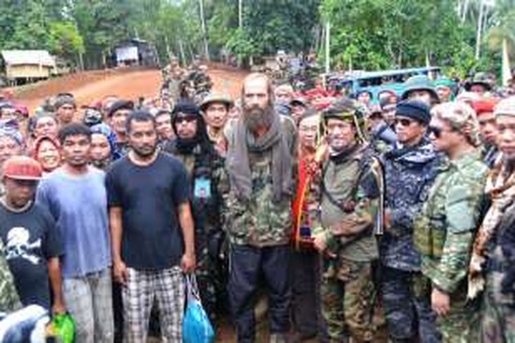 Kjartan Sekkingstad (tengah/bercambang) bersama tiga warga Indonesia yang disandera Abu Sayyaf, saat hendak diserahterimakan kepada perwakilan pemerintah Filipina di kota Indanan, Pulau Jolo, Filipina.