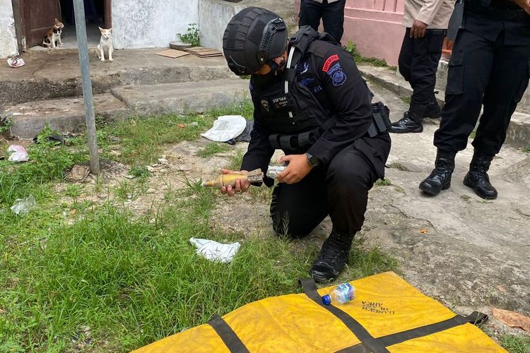 Warga Lingkungan Kaujon Masjid, Kota Serang digegerkan penemuan sebuah mortir di dalam dapur rumah seorang nenek jompo bernama Arsinah (98). Mortir itu diduga disimpan anaknya.