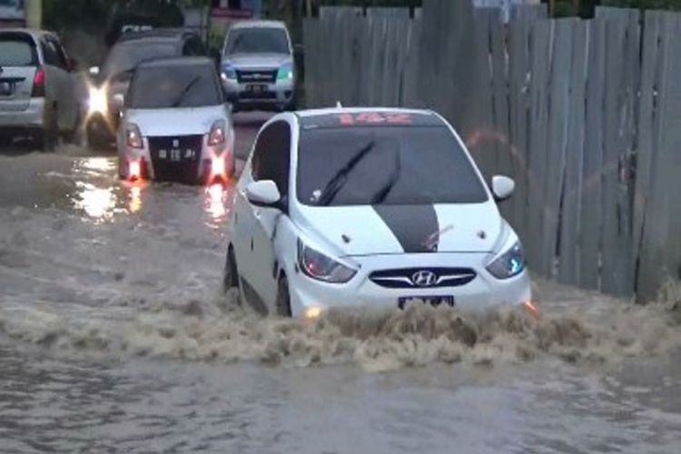 Lantaran terendam banjir hingga setinggi lutut orang dewasa, jalan Trans Sulawesi macet hingga kendaraan antre satu kilometer lebih.