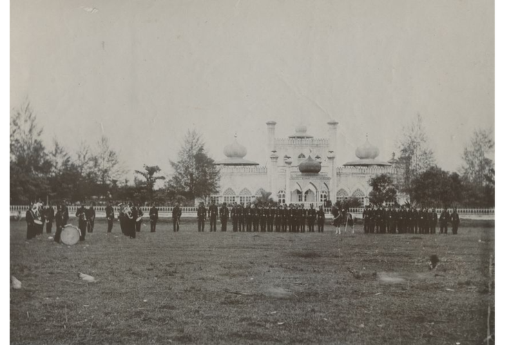 Foto pengawal kehormatan polisi di depan Istana Sultan Sjarif Kasim Abdul Djalil Saifoedin Siak di Siak Sri Indrapoera tahun 1905