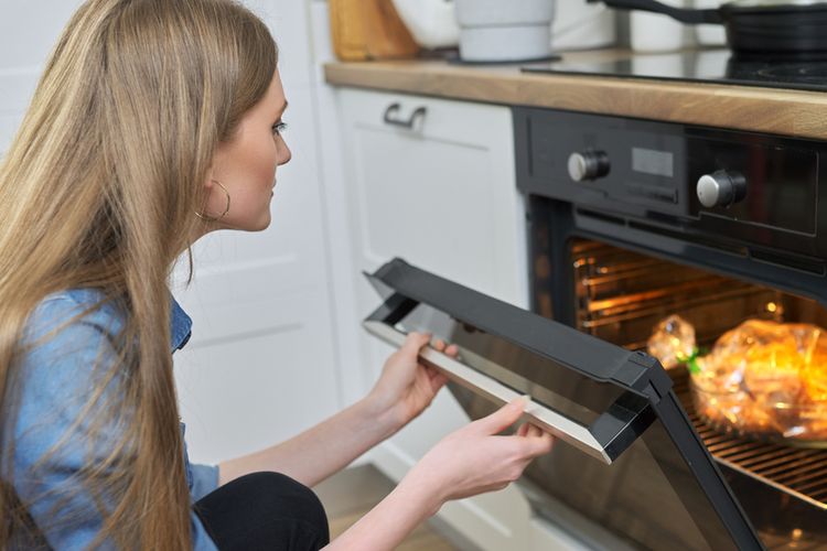 Ilustrasi menggunakan oven, memanggang makanan di oven. 