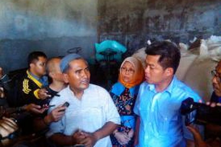 Srihadi, seorang pemilik pengilingan dan gudang produksi beras di Desa Bowan Kecamantan Delanggu Kabupaten Klaten Jawa Tengah saat menjelaskan kepada Komisi Persaingan Pengawasan Usaha (KPPU) bersama Dirjen Kementerian Pertanian dan Badan Pusat Statistik (BPS) 