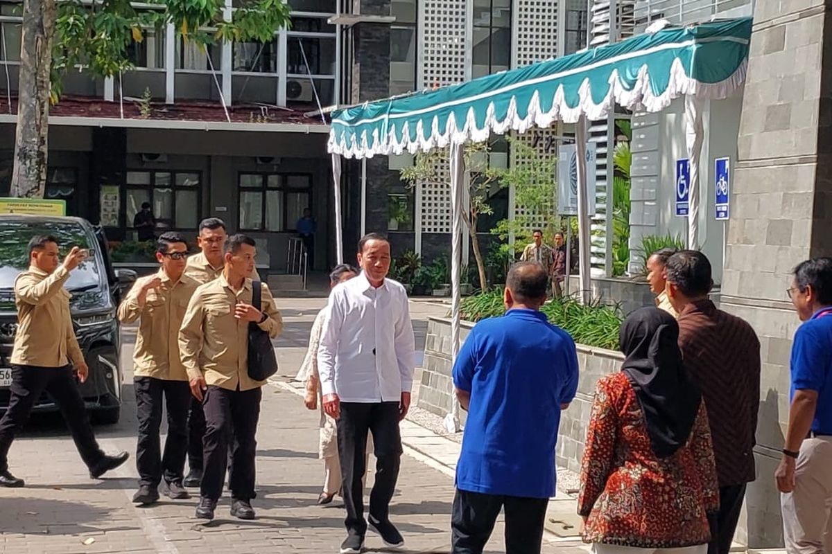 Presiden ke-7 Republik Indonesia, Joko Widodo saat tiba di acara reuni di Fakultas Kehutanan UGM.