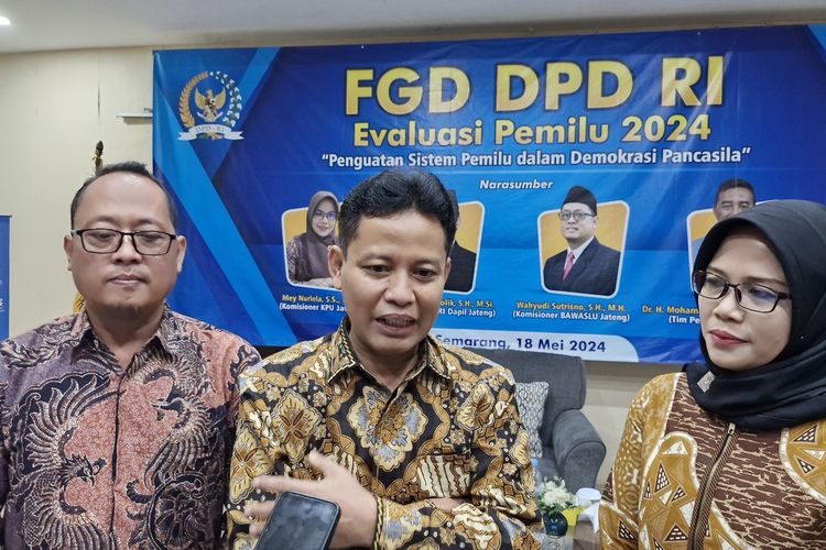 Komisioner Bawaslu Wahyudi Sutrisno dan Anggota DPD RI Abdul Kholik menghadiri FGD DPD RI soal evaluasi Pemilu 2024 di Kantor DPD RI, Sabtu (18/5/2024).