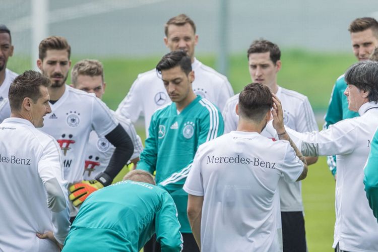 Suasana latihan tim nasional Jerman yang dipimpin pelatih kepala, Joachim Loew di CSKA Sport Bas, Vatutinki, Rabu (13/6/201). Timnas Jerman akan menghadapi Meksiko pada laga perdananya di Piala Dunia 2018 pada 17/6/2018.