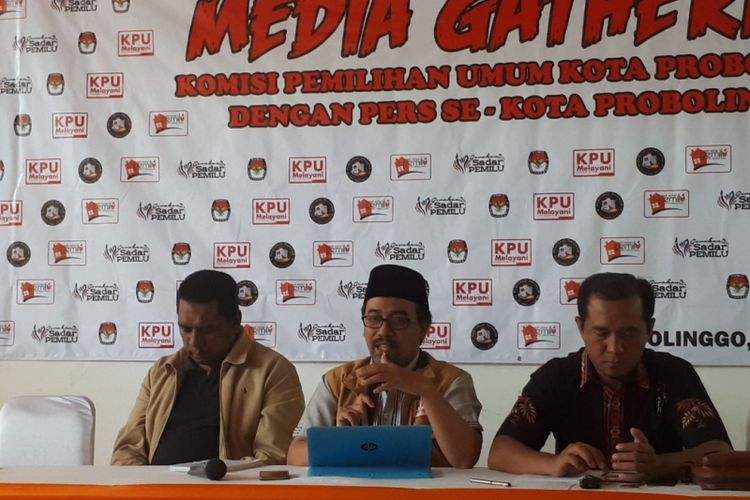 Ketua KPU Kota Probolinggo A. Hudri (tengah) mengaku kinerja KPU tak maksimal akibat dua pejabat kosong.