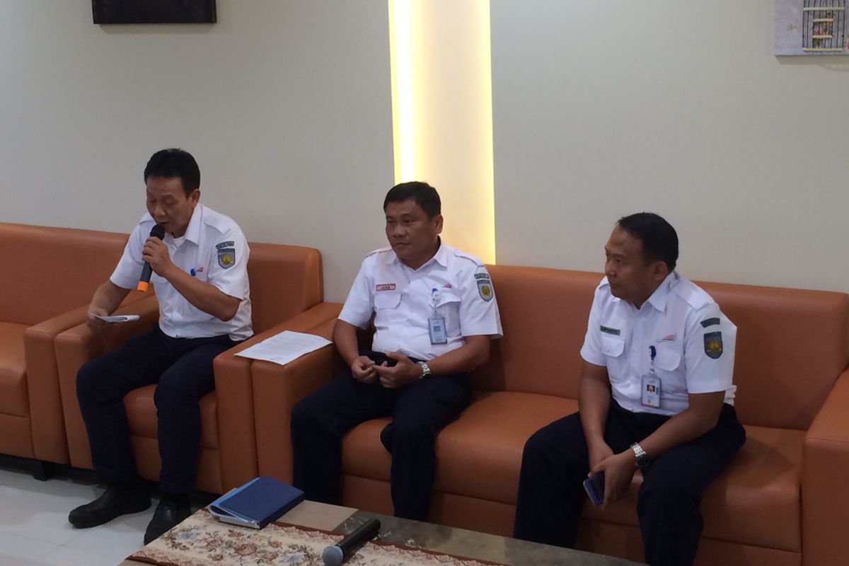 Dari kiri, Kepala Humas PT KAI Agus Komarudin, Kepala Daop I PT KAI John Roberto dan Senior Manager Humas PT KAI Daop 1 Suprapto di Stasiun Gambir, Jakarta Pusat, Kamis (27/4/2017). 