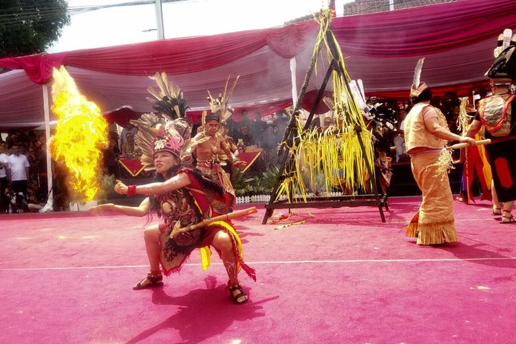 Pertunjukan Banaik Manau atau Atraksi Panjat Manau Berduri yang ditampilkan warga Suku Dayak Deah dari Kabupaten Tabalong, Kalimantan Selatan, memukau penonton BEN Carnival 2023 di Kota Blitar, Sabtu (15/7/2023)
