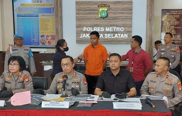 Mario Dandy Satriyo (mengenakan baju oranye), pelaku yang menganiaya pria berinisial D (17) di Kompleks Grand Permata, Pesanggrahan, Jakarta Selatan. Mario dihadirkan dalam konferensi pers di Mapolres Metro Jakarta Selatan, Rabu (22/2/2023).
