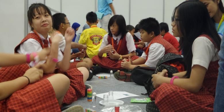 Puluhan murid SD menjadi peserta dalam Gramedia Science Day di Indonesia Convention Exhibition (ICE), Tangerang, Sabtu (1/10/2016). Dalam acara ini, para murid mengikuti permainan yang didasarkan pada ilmu sains.