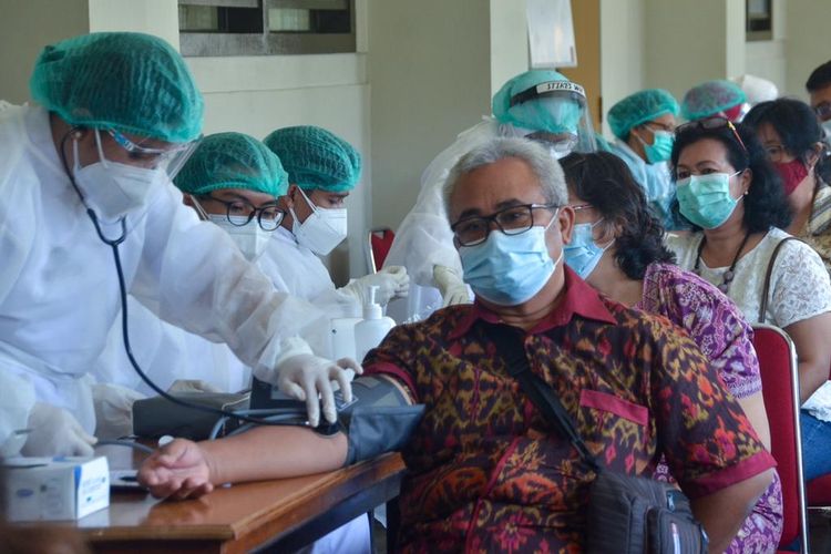 A mass vaccination at the Yogyakarta campus of Atma Jaya University, Thursday, (15/4/2021). 