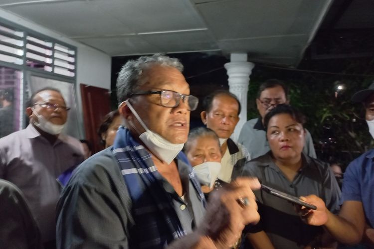 Foto: Mewakili keluarga David, Ranap Siallagan, memberikan keterangan kepada wartawan di rumah duka  di Jalan Sarulla, Kelurahan Martimbang, Kecamatan Siantar Selatan, Kota Pematangsiantar, Senin (9/5/22).
