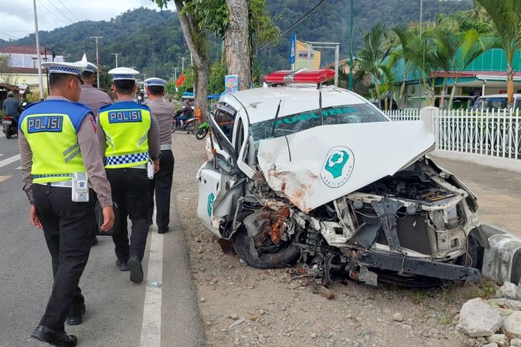 Ambulans milik Dinkes Padang Sidempuan rusak akibat tabrak pohon di Pasaman, Sumbar, Senin (10/7/2023)