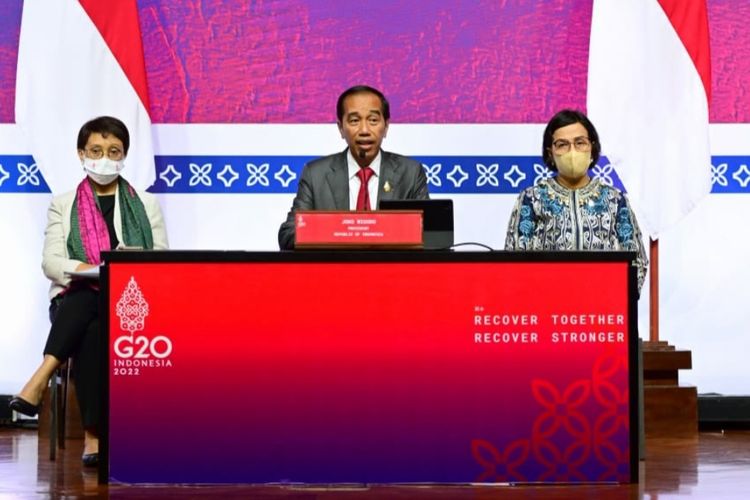 Menteri Luar Negeri Retno Marsudi bersama Menteri Keuangan Sri Mulyani Indrawati mendampingi Presiden Joko Widodo saat menggelar konferensi pers hasil KTT G20 di BICC, Nusa Dua, Bali pada 16 November 2022.