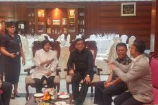 Sarapan Bareng, Hasto Bawa Pesan Khusus dari Megawati untuk Risma