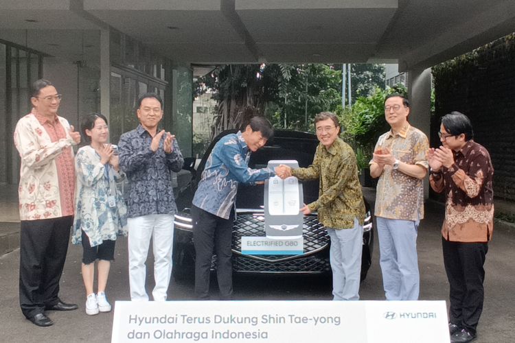 Penyerahan unit G80 Electrified dari Hyundai Motors Indonesia ke Shin Tae-Yong