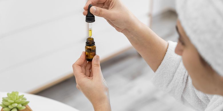 Ibu baru perlu berhati-hati selama masa pemulihan dan menyusui. Hindari diet ketat dan skincare sembarangan, simak alasannya.