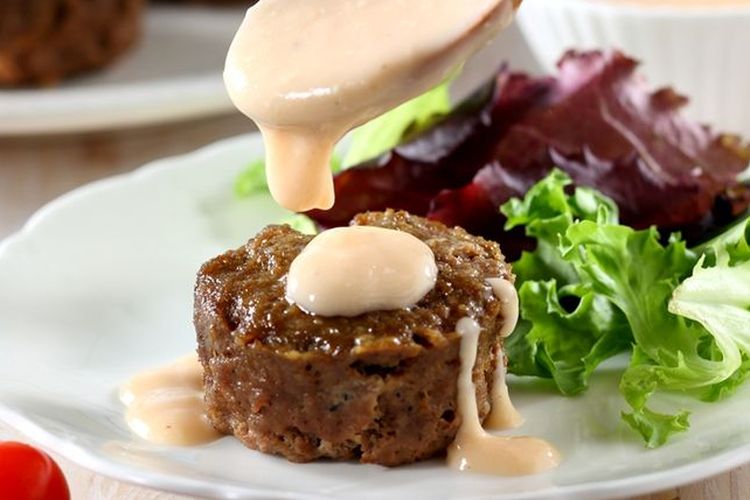 Ilustrasi meat loaf saus keju. 