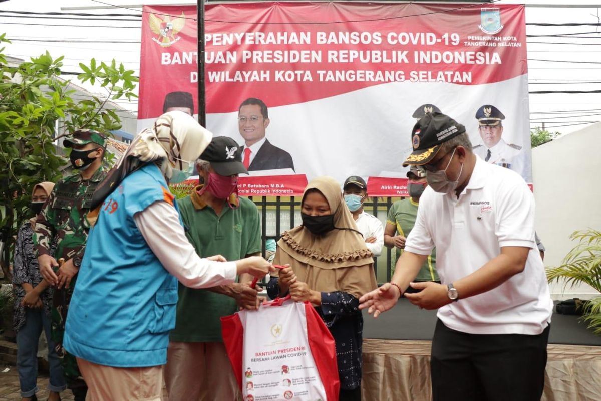 Kemensos menyalurkan bantuan sosial sembako dari Presiden tahap pertama di Tangsel, bertempat di Balai Warga RW 08, Rempoa, Ciputat Timur, Kota Tangsel, Jumat (8/5/2020).