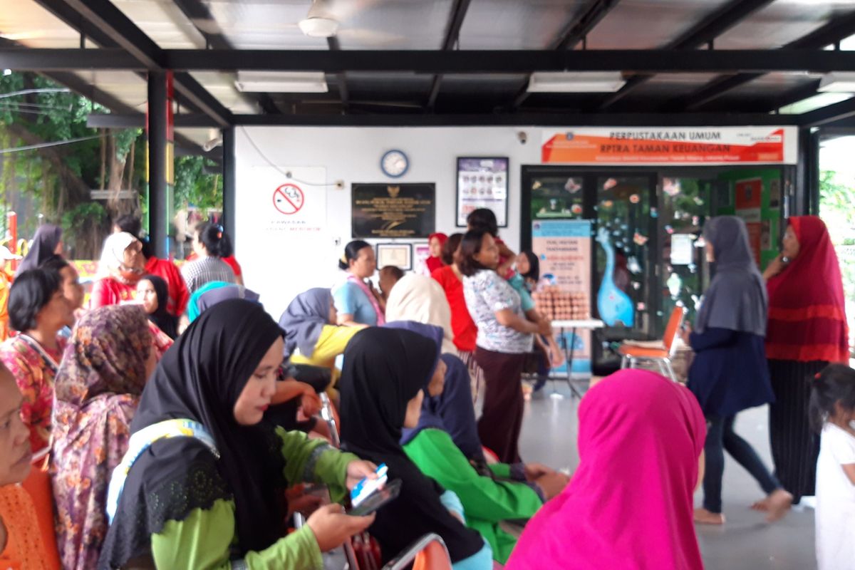 Warga mengantre untuk mengambil pangan murah di RPTRA Keuangan, Bendungan Hilir, Jakarta Pusat, Jumat (5/4/2019)