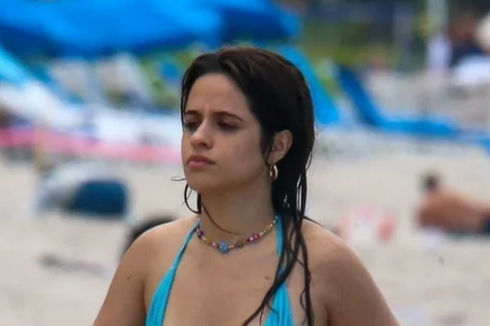 Gaya Camila Cabello dalam Balutan Bikini di Pantai Miami