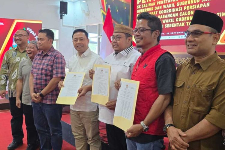 KPU Jatim menyerahkan surat penetapan kepada perwakilan 3 pasang calon kontestan pilkada Jatim 2024, Minggu (22/9/2024).