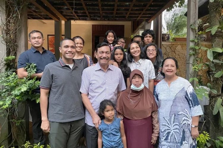 Menteri Koordinator Bidang Kemaritiman Luhut Binsar Pandjaitan saat berfoto bersama asisten rumah tangga dan keluarganya.