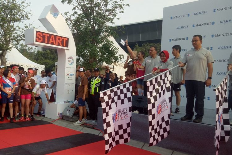 Gubernur DKI Jakarta Anies Baswedan melepas para peserta lomba lari estafet Jakarta Kizuna Ekiden 2019, di kawasan Gelora Bung Karno, Jakarta, Minggu (15/9/2019).