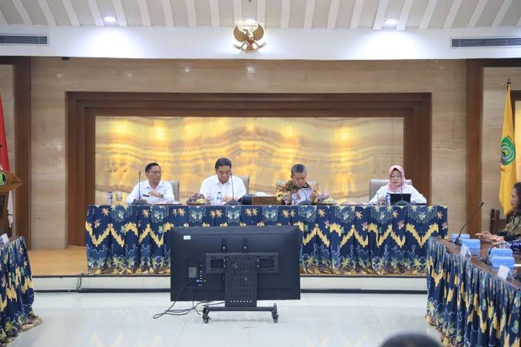 Staf Ahli Menteri Bidang Pemanfaatan Sumber Daya Kemaritiman Budiono Subambang memberikan pengarahan dalam Rapat Koordinasi Lintas Sektor Upaya Pencegahan Percepatan Penurunan Stunting di Provinsi Banten di Ruang Akhlakul Karimah, Puspem Kota Tangerang, Rabu (25/9/24).
