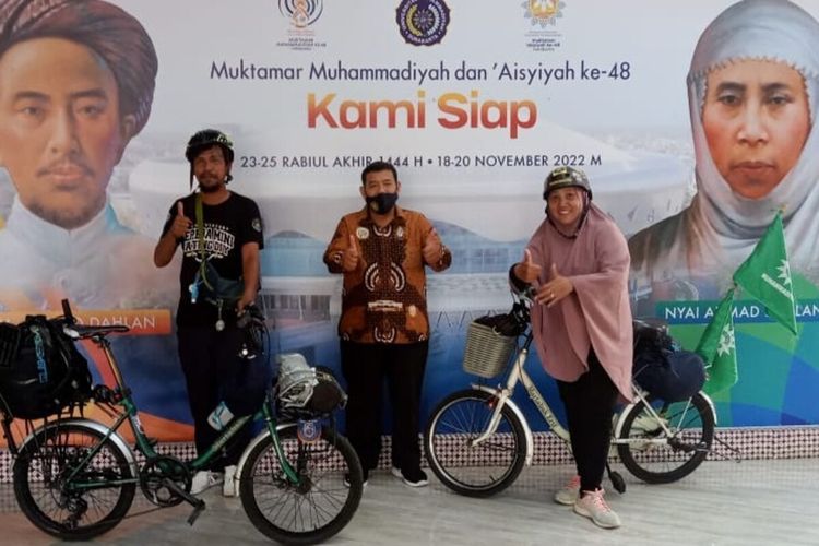 Pasangan suami istri, Arif Mulyono dan Nurlaili gowes 300 kilometer dari kediamannya Purbalingga menuju ke Solo untuk menyemarakkan dan menggembirakan Muktamar ke-48 Muhammadiyah dan Aisyiyah, Sabtu (12/11/2022).