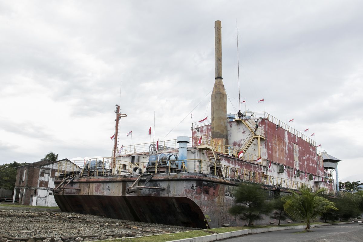 Kapal PLTD Apung dengan bobot seberat 2.600 terdampar 5 kilometer dari tempat semula berada saat ada bencana tsunami pada 2004 di Aceh.