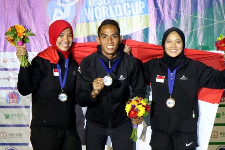 Agustina Sari, Sabri dan Aries Susanti Rahayu berfoto bersama usai meraih medali pada IFSC World Cup di Tai?an, China, Minggu (13/5/2018).