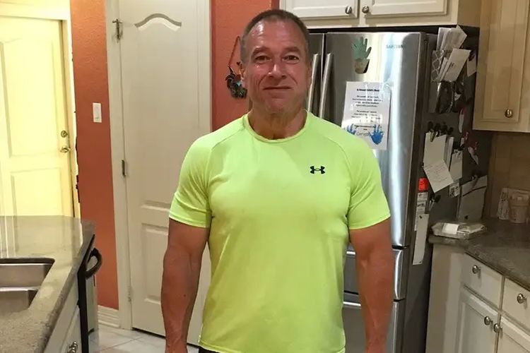 Selama lebih dari delapan tahun memulai perjalanan kebugarannya, pria paruh baya bernama Ken Jones berhasil menurunkan berat badan lebih dari 68 kg.