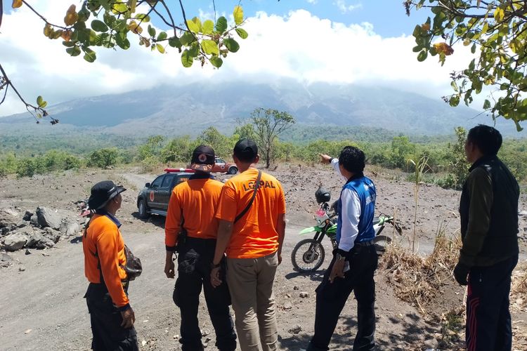 Petugas berjaga memantau potensi api di lereng Gunung Agung, Kabupaten Karangasem, Provinsi Bali, Rabu (4/10/2023). 