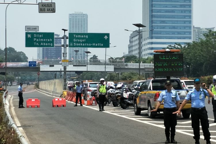 Pintu keluar tol dalam kota Cawang-Slipi dialihfungsikan sebagai pintu masuk tamu VVIP yang akan menghadiri acara pelantikan presiden dan wakil presiden terpilih di Kompleks Parlemen Senayan di Jalan Gatot Subroto, Jakarta Pusat pada Minggu (20/10/2019).