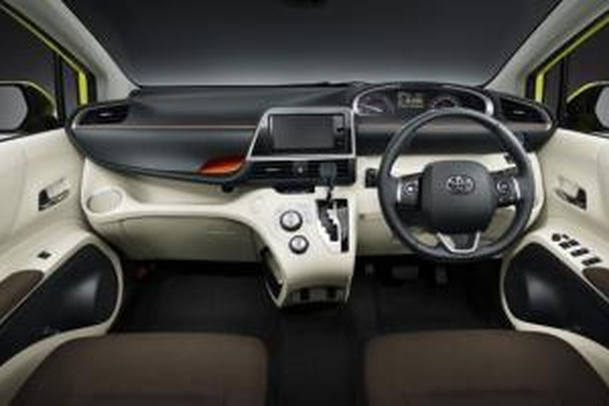 Interior Toyota Sienta, dikatakan lapang dan fungsional.