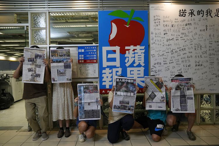 Anggota staf Apple Daily berpose di kantor pusat di Hong Kong pada 23 Juni 2021.