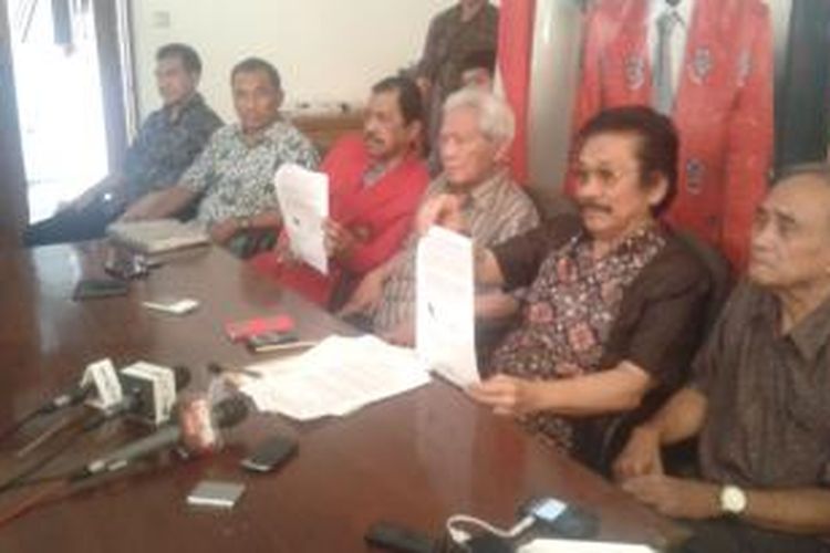 Pendiri Partai Golkar Suhardiman dan Koordinator Eksponen Ormas Tri Karya Golkar, saat menunjukan surat yang ditulis kepada DPP Golkar dan Mahkamah Partai Golkar, di Posko Eksponen Ormas Tri Karya Golkar, Jakarta Pusat, Selasa (2/9/2014).