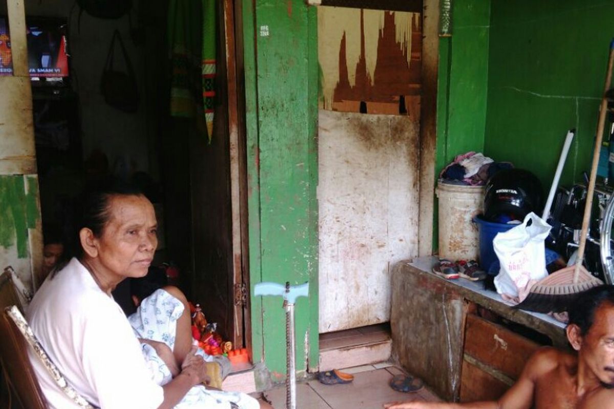 Rumah Rolin Andika (17), remaja yang menderita sakit di kaki dan sulit berjalan. Nampak Ibu Rolin, Suprihatin (50) dan salah satu kakak kandung Rolin, Bambang, sedang berada di teras rumah mereka di belakang TPU Utan Kayu, Rawamangun, Pulogadung, Jakarta Timur. Selasa (28/2/2/2017).