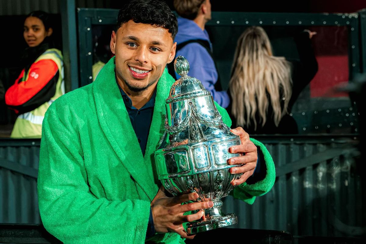 Pemain Timnas Indonesia, Dean James, memegang Piala KNVB usai kemenangan atas AZ Alkmaar pada 21 April 2025.