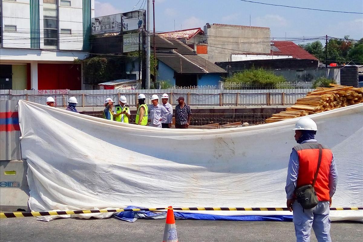 Lokasi dua kendaraan terperosok kedalam galian proyek underpass Kentungan, Sleman ditutup dengan menggunakan kain putih