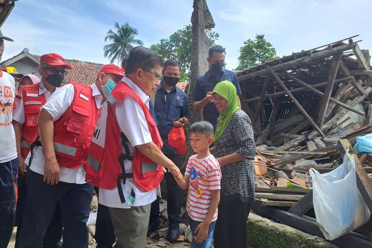 Ketua Umum Palang Merah Indonesia (PMI) Jusuf Kalla (JK) saat menemui korban gempa Cianjur di Desa Nagrak, Kecamatan Cianjur, Rabu (23/11/2022). 