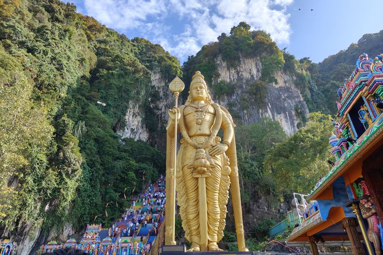 Patung Dewa Hindu yang berada di Batu Caves, Selangor, Malaysia