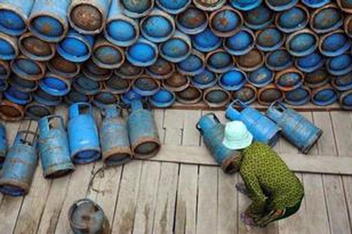 Buruh pelabuhan membongkar tabung elpiji 12 kilogram di Pelabuhan Sunda Kelapa, Jakarta, Jumat (22/2/2013). 

